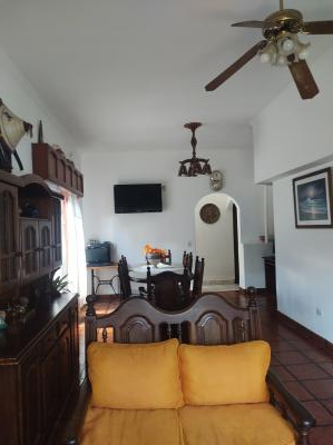 Casa en alquiler en Villa Gesell. 5 ambientes, 2 baños y capacidad de 6 a 8 personas. 