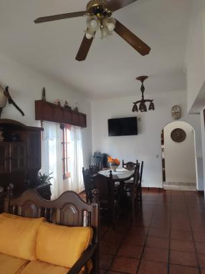 Casa en alquiler en Villa Gesell. 5 ambientes, 2 baños y capacidad de 6 a 8 personas. 