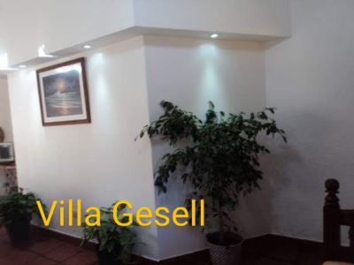 Casa en alquiler en Villa Gesell. 5 ambientes, 2 baños y capacidad de 6 a 8 personas. 