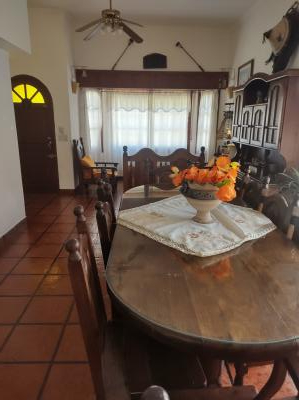 Casa en alquiler en Villa Gesell. 5 ambientes, 2 baños y capacidad de 6 a 8 personas. 
