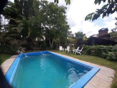 Casa en alquiler en Villa Gesell. 7 ambientes, 2 baños y capacidad de 3 a 7 personas. 