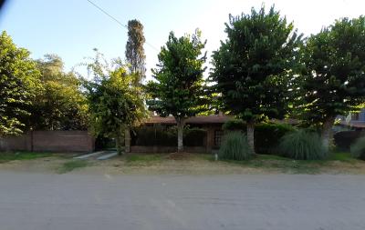 Casa en alquiler en Villa Gesell. 7 ambientes, 2 baños y capacidad de 3 a 7 personas. 