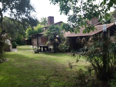 Casa en alquiler en Villa Gesell. 7 ambientes, 2 baños y capacidad de 3 a 7 personas. 