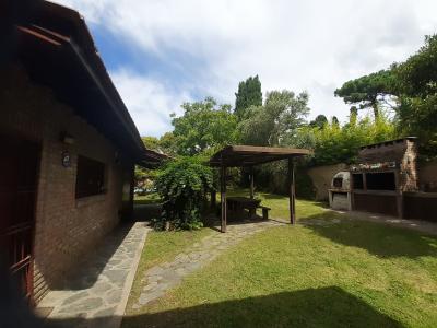 Casa en alquiler en Villa Gesell. 7 ambientes, 2 baños y capacidad de 3 a 7 personas. 