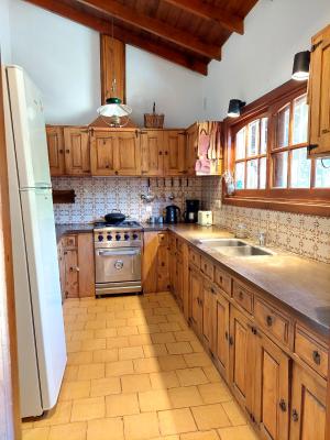 Casa en alquiler en Villa Gesell. 7 ambientes, 2 baños y capacidad de 3 a 7 personas. 