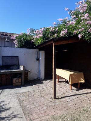 Casa en alquiler en Villa Gesell. 4 ambientes, 1 baño y capacidad de 2 a 7 personas. 