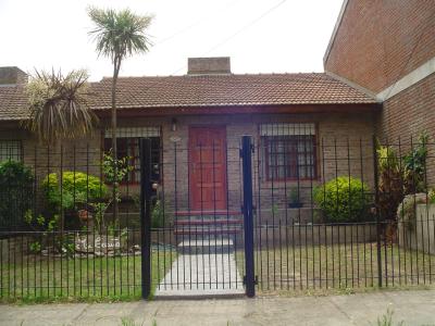 Casa en alquiler en Villa Gesell. 4 ambientes, 1 baño y capacidad de 2 a 7 personas. 