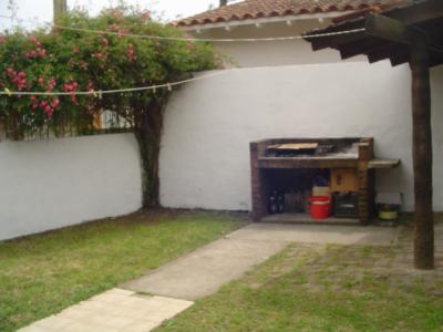 Casa en alquiler en Villa Gesell. 4 ambientes, 1 baño y capacidad de 2 a 7 personas. 