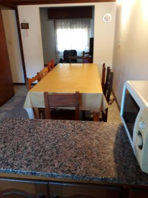 Casa en alquiler en Villa Gesell. 4 ambientes, 1 baño y capacidad de 2 a 7 personas. 