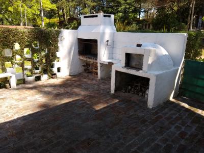 Casa en alquiler en Villa Gesell. 3 ambientes, 2 baños y capacidad de 1 a 6 personas. 