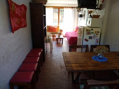 Casa en alquiler en Villa Gesell. 3 ambientes, 2 baños y capacidad de 1 a 6 personas. 