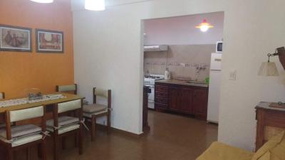 Departamento en alquiler en Villa Gesell. 3 ambientes, 1 baño y capacidad de 4 a 6 personas. A 50 m de la playa