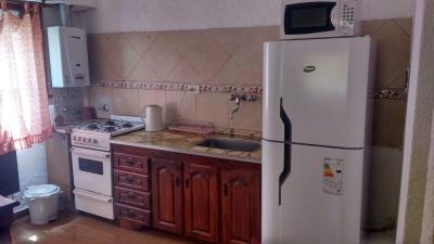 Departamento en alquiler en Villa Gesell. 3 ambientes, 1 baño y capacidad de 4 a 6 personas. A 50 m de la playa