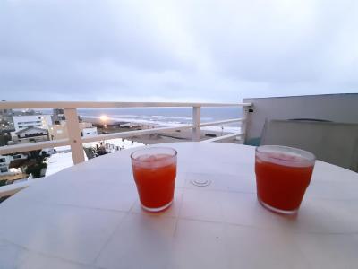 Departamento en alquiler en Villa Gesell. 2 ambientes, 1 baño y capacidad de 2 a 4 personas. A menos de 50 m de la playa