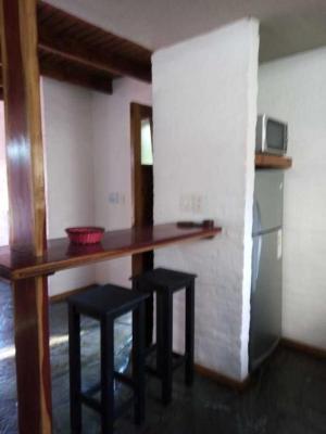 Complejo de Cabañas en alquiler en Villa Gesell. 2 ambientes, 1 baño y capacidad de 2 a 4 personas. A 200 m de la playa