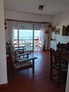 Departamento en alquiler en Villa Gesell. 3 ambientes, 1 baño y capacidad de 1 a 4 personas. A menos de 50 m de la playa