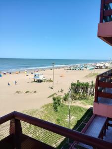 Departamento en alquiler en Villa Gesell. 3 ambientes, 1 baño y capacidad de 1 a 4 personas. A menos de 50 m de la playa