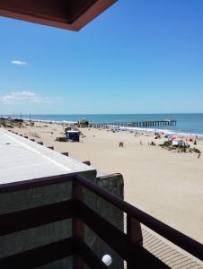 Departamento en alquiler en Villa Gesell. 3 ambientes, 1 baño y capacidad de 1 a 4 personas. A menos de 50 m de la playa