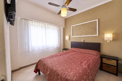 Complejo de Dptos en alquiler en Villa Gesell. 2 ambientes, 1 baño y capacidad de 3 a 5 personas. A 100 m de la playa