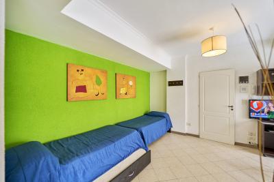 Complejo de Dptos en alquiler en Villa Gesell. 2 ambientes, 1 baño y capacidad de 3 a 5 personas. A 100 m de la playa