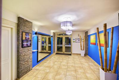 Complejo de Dptos en alquiler en Villa Gesell. 2 ambientes, 1 baño y capacidad de 3 a 5 personas. A 100 m de la playa