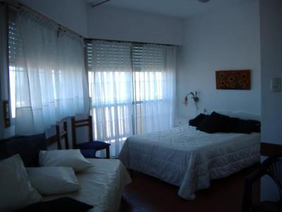 Departamentos en alquiler en Villa Gesell. 2 ambientes, 1 baño y capacidad de 1 a 4 personas. A 50 m de la playa