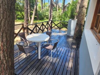 Casa en alquiler en Villa Gesell. 3 ambientes, 2 baños y capacidad de 1 a 6 personas. 