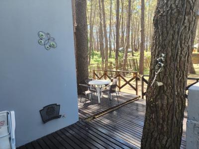 Casa en alquiler en Villa Gesell. 3 ambientes, 2 baños y capacidad de 1 a 6 personas. 