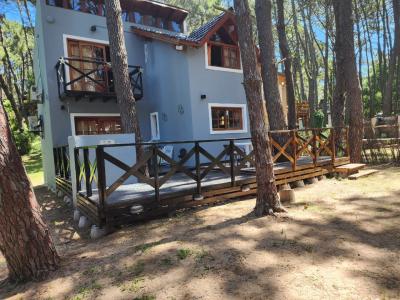 Casa en alquiler en Villa Gesell. 3 ambientes, 2 baños y capacidad de 1 a 6 personas. 