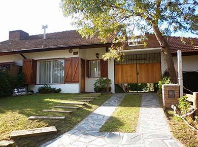 Casa en alquiler en Villa Gesell. 5 ambientes, 2 baños y capacidad de 5 a 8 personas. 