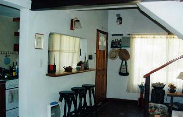 Casa en alquiler en Villa Gesell. 5 ambientes, 2 baños y capacidad de 5 a 8 personas. 