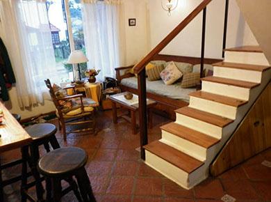 Casa en alquiler en Villa Gesell. 5 ambientes, 2 baños y capacidad de 5 a 8 personas. 