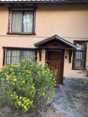 Cabaña en alquiler en Villa Gesell. 3 ambientes, 2 baños y capacidad de 2 a 5 personas. 
