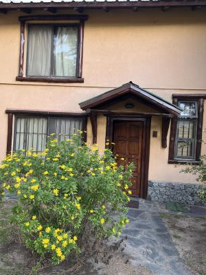 Cabaña en alquiler en Villa Gesell. 2 ambientes, 2 baños y capacidad de 2 a 5 personas. 