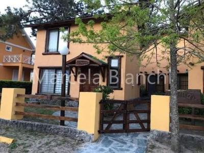 Cabaña en alquiler en Villa Gesell. 2 ambientes, 2 baños y capacidad de 2 a 5 personas. 