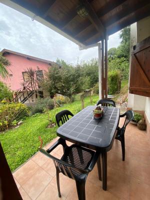 Departamento en alquiler en Villa Gesell. 2 ambientes, 1 baño y capacidad de 1 a 4 personas. 