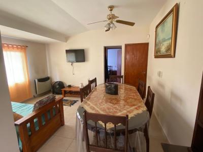 Departamento en alquiler en Villa Gesell. 2 ambientes, 1 baño y capacidad de 1 a 4 personas. 