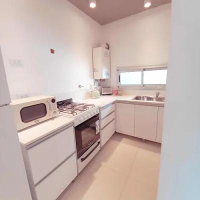 Departamento en alquiler en Villa Gesell. 2 ambientes, 1 baño y capacidad de 2 a 4 personas. 
