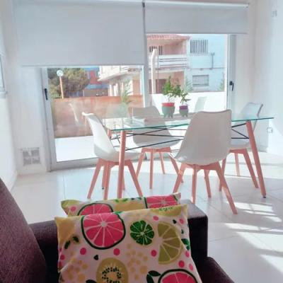 Departamento en alquiler en Villa Gesell. 2 ambientes, 1 baño y capacidad de 2 a 4 personas. 