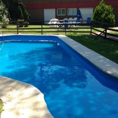 Complejo de Cabañas en alquiler en Villa Gesell. 1 ambientes, 2 baños y capacidad de 2 a 8 personas. 