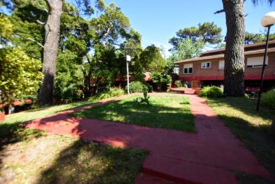 Complejo de Cabañas en alquiler en Villa Gesell. 1 ambientes, 2 baños y capacidad de 2 a 8 personas. 