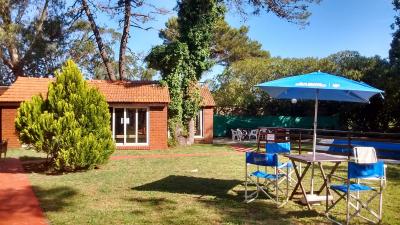 Complejo de Cabañas en alquiler en Villa Gesell. 4 ambientes, 2 baños y capacidad de 3 a 8 personas. 