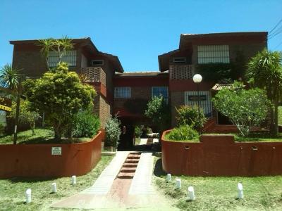 Complejo de Cabañas en alquiler en Villa Gesell. 4 ambientes, 2 baños y capacidad de 3 a 8 personas. 
