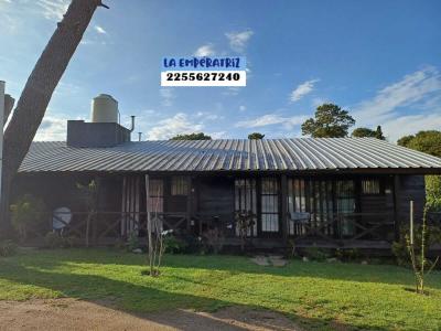 Casa en alquiler en Villa Gesell. 3 ambientes, 2 baños y capacidad de 2 a 6 personas. 