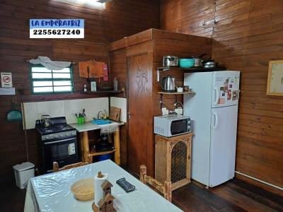 Casa en alquiler en Villa Gesell. 3 ambientes, 2 baños y capacidad de 2 a 6 personas. 
