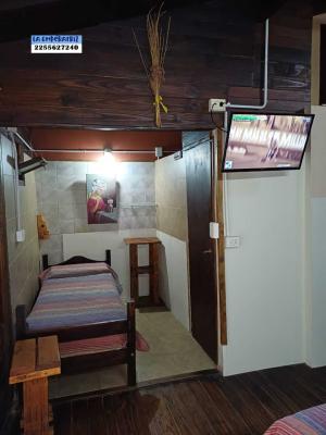 Casa en alquiler en Villa Gesell. 3 ambientes, 2 baños y capacidad de 2 a 6 personas. 