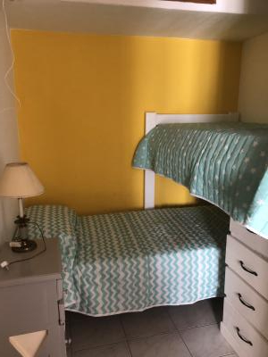Departamento en alquiler en Villa Gesell. 3 ambientes, 1 baño y capacidad de 2 a 5 personas. 