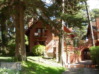 Casa en alquiler en Villa Gesell. 4 ambientes, 2 baños y capacidad de 1 a 6 personas. 