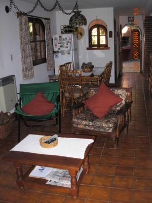 Casa en alquiler en Villa Gesell. 4 ambientes, 2 baños y capacidad de 1 a 6 personas. 