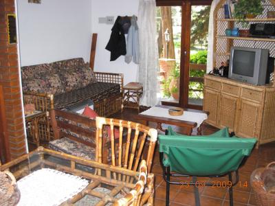 Casa en alquiler en Villa Gesell. 4 ambientes, 2 baños y capacidad de 1 a 6 personas. 